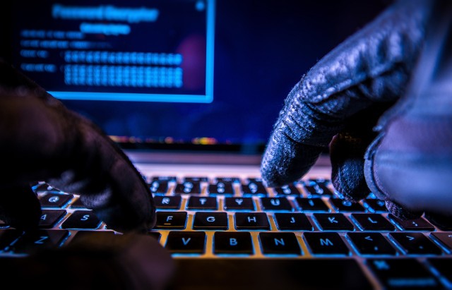 – Możemy być pewni, że liczne ujawnienia poważnych luk w zabezpieczeniach oraz incydenty związane z łańcuchem dostaw onieśmielają cyberprzestępców – ostrzega ekspert.