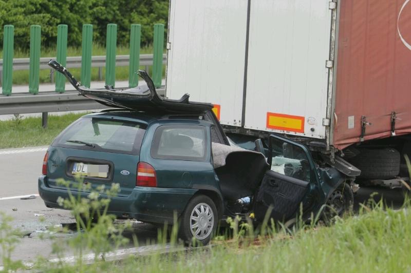 Wypadek na autostradzie A4. Ford uderzył w ciężarówkę. Trzy osoby ranne (ZDJĘCIA)