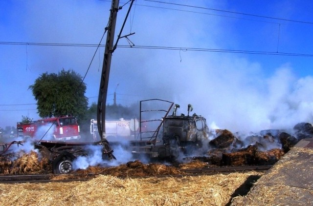 Ciężarówka, która w Kozłowie wjechała pod pociąg, zapaliła się i spłonęła