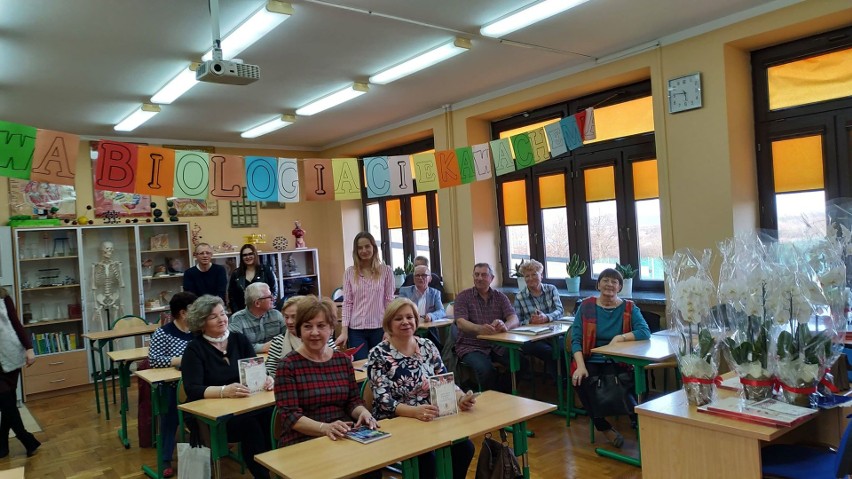 "Szkoła łączy pokolenia" w liceum w Małogoszczu. Seniorów języka angielskiego uczyły... licealistki!