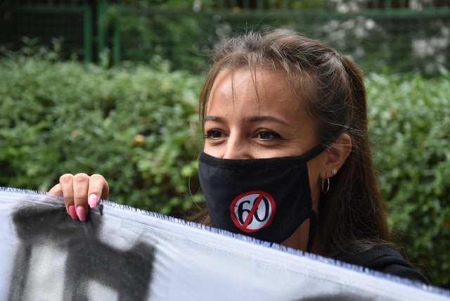 Kobiety Psycho Fans protestują przed salą Sądu Okręgowego w Katowicach. Mają dość tego, że oskarżeni od blisko trzech lat są przetrzymywani w aresztachZobacz kolejne zdjęcia. Przesuwaj zdjęcia w prawo - naciśnij strzałkę lub przycisk NASTĘPNE