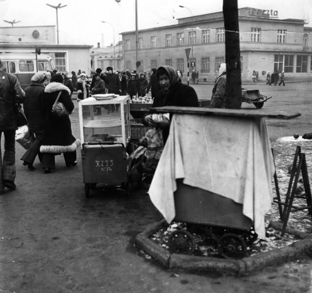 Obwarzanki – zastępujące szewskie placki i kukiełki –sprzedawano wszędzie,  na zdjęciu plac przed krakowskim dworcem PKP sprzed pięćdziesięciu lat.