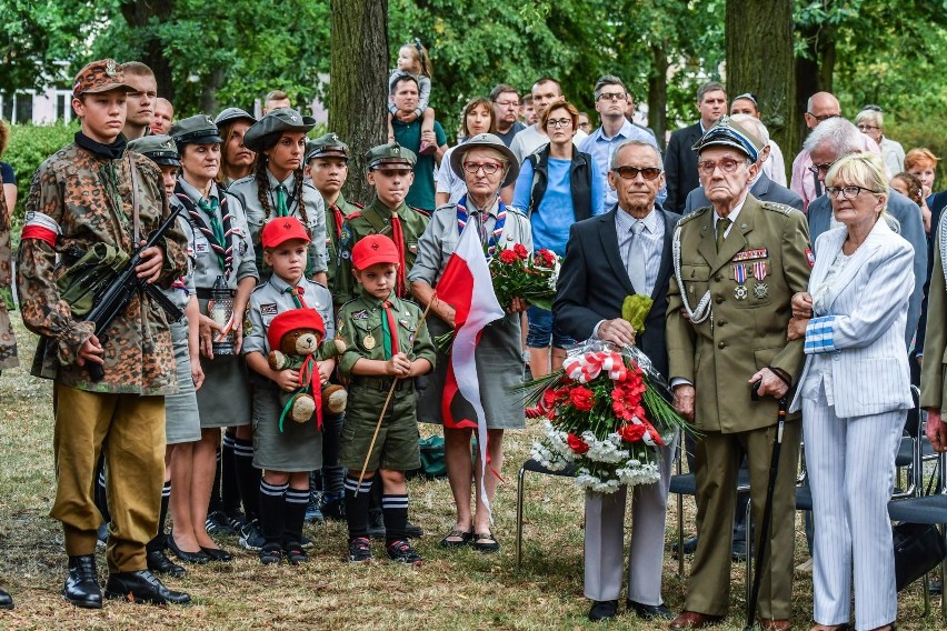 Wiązanki kwiatów, przemówienia, a także pieśni powstańcze...