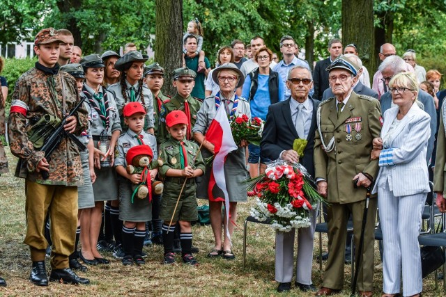 Wiązanki kwiatów, przemówienia, a także pieśni powstańcze zabrzmiały w czwartek, 1 sierpnia, podczas uroczystości rocznicowych pod Pomnikiem Powstania Warszawskiego u zbiegu Gdańskiej i Czerkaskiej w Bydgoszczy. Przybyli przedstawiciele władz, środowisk kombatanckich, wojska, harcerzy i bydgoszczanie. W ramach obchodzonego Bydgoskiego Roku Wolności wieczorem zaplanowano pokaz filmu „Miasto 44” na Starym Rynku.