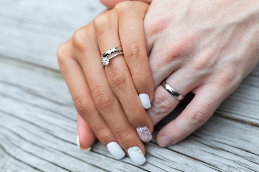 Jak pomalować paznokcie na ślub? W minionych sezonach...