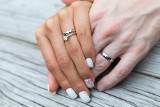 Ślub 2020: Paznokcie na ślub. Zobacz najładniejsze propozycje na ślubny manicure! [ZDJĘCIA]