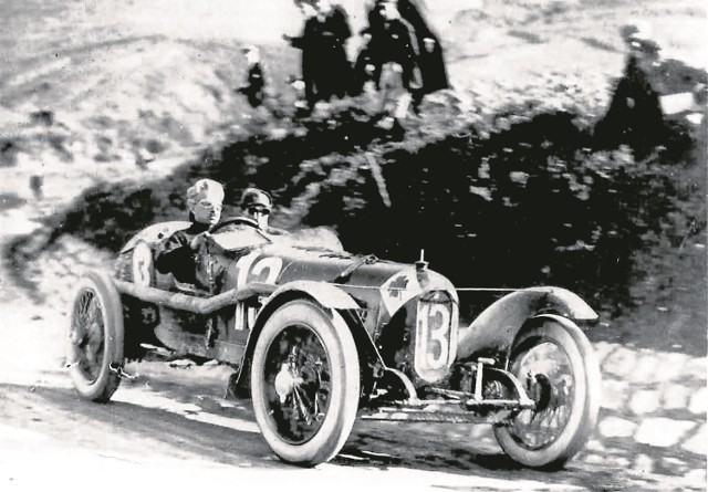 Ugo Sivocci za kierownicą Alfy Romeo RLTF na trasie Targa Florio w roku 1923