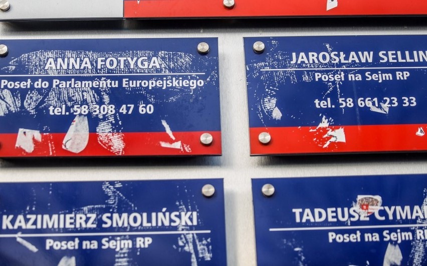 Zniszczone tablice przed biurem poselskim PiS w Gdańsku [ZDJĘCIA]