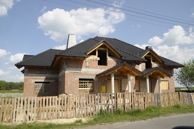 dom w budowieZdaniem ekspertów wielu Polaków buduje domy samodzielnie, bo po pierwsze jest to tańsze, a po drugie mogą kontrolować kolejne etapy budowy.