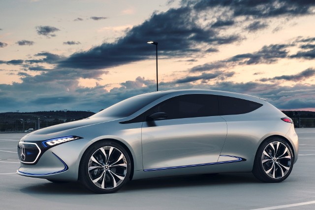 Napęd Concept EQA składa się z dwóch silników elektrycznych. Łącznie produkują one przeszło 270 KM i wprawiają w ruch obie osie. Zasięg będzie uzależniony od pojemności zamontowanych baterii. Mercedes deklaruje, że w grę będzie wchodziło nawet 400 km na jednym ładowaniu ogniw o pojemności przekraczającej 60 kWh.Fot. Mercedes-Benz