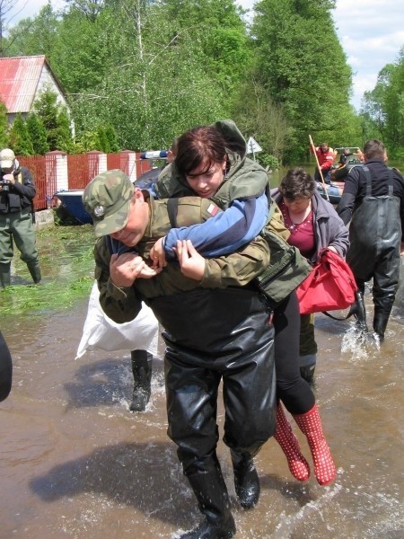 Wojsko pomaga powodzianom
