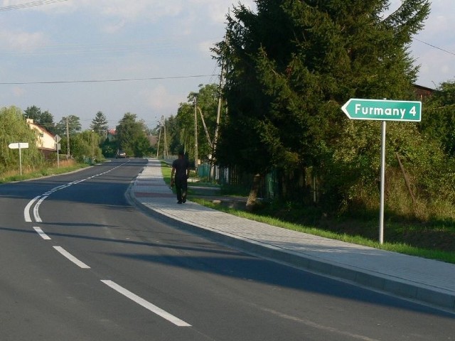Odremontowany chodnik przy drodze powiatowej w miejscowości Trześń, w gminie Gorzyce służy już pieszym.