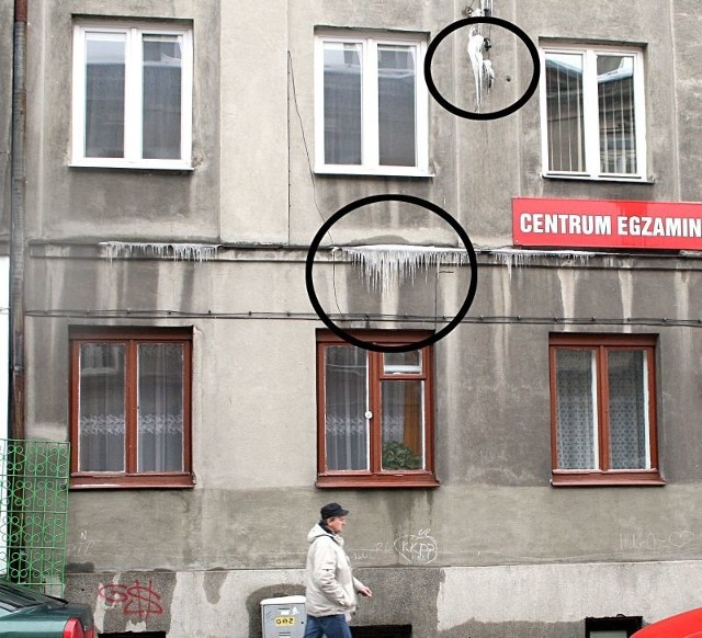 Takie sople zwisają z dachów kamienic przy ulicy Niedziałkowskiego.