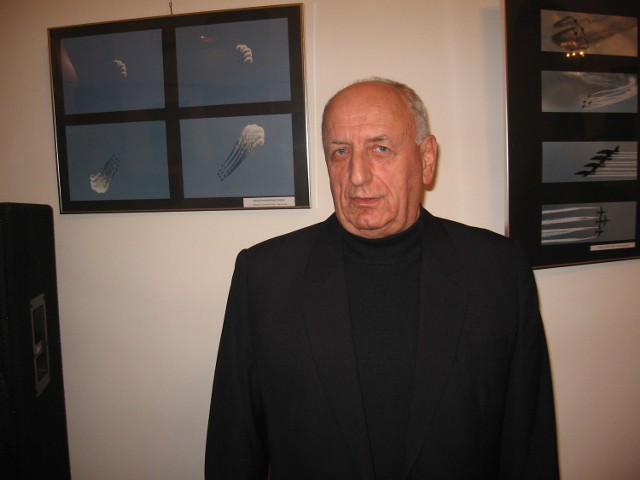Zbigniew Staniszewski na tle swojego nagrodzonego Nagrodą Prezydenta Miasta Radomia zestawu "Red Arrows"