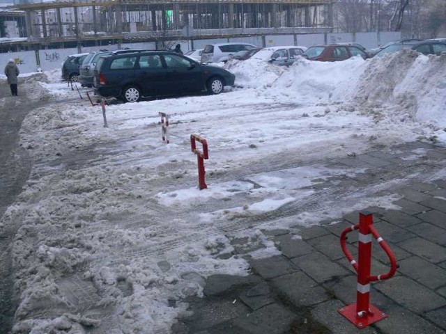 Mieszkańcy bloków przy ulicy Mickiewicza bronią swoich miejsc parkingowych instalując blokady. Ale robią to nielegalnie.