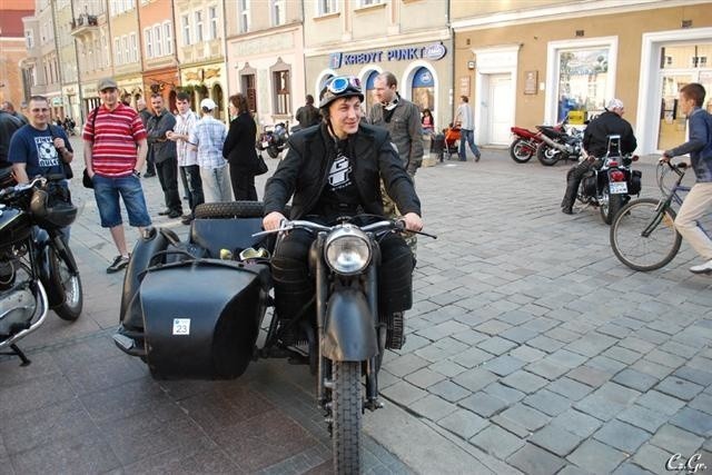 Opole. Świąteczne spotkanie motocyklistów na rynku w Opolu....