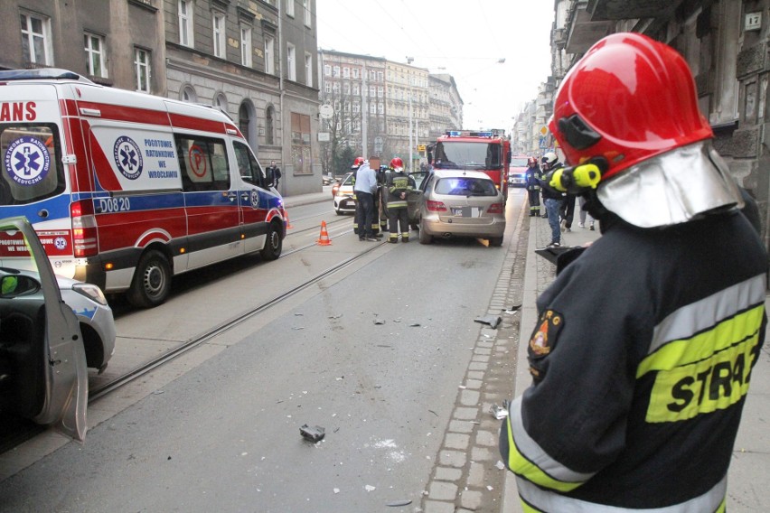 Wypadek na Poniatowskiego. Holowany fiat wjechał w taksówkę [ZDJĘCIA]