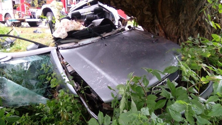 Tragiczny wypadek w Opatowie. Uczniowie jechali do szkoły, audi uderzyło w drzewo. Nie żyje 18-latek, dwie osoby ranne 