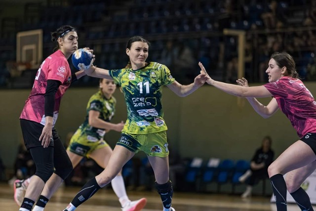 Małgorzata Michalska (z piłką) w ostatnim meczu z Koroną Kielce rzuciła rywalkom dziewięć bramek.