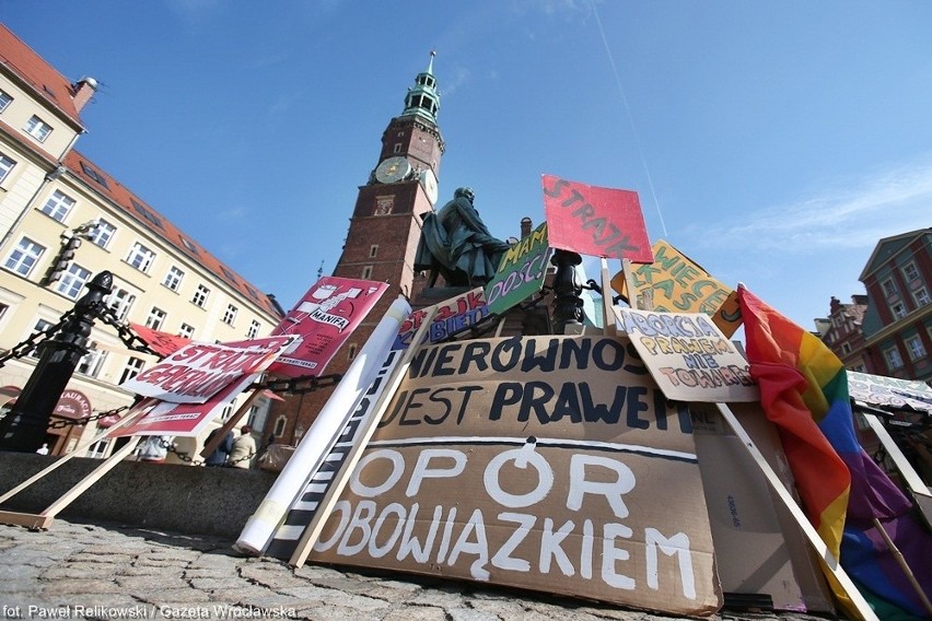 Manifa i antymanifa we Wrocławiu. Spokoju pilnowała policja (ZDJĘCIA)