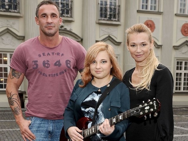 Nicola z rodzicami - znanym kickobokserem i bokserem Przemysławem Saletą i modelką Ewą Pacułą.