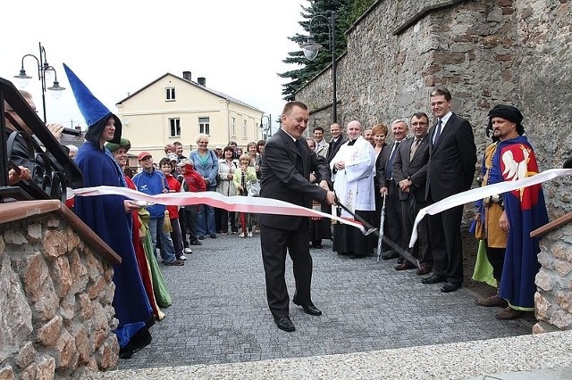 Burmistrz Robert Jaworski w bardzo nietypowy sposób dokonał przecięcia wstęgi.