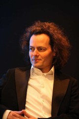 OiFP. Modestas Barkauskas będzie dyrygował naszymi filharmonikami. Na skrzypcach zagra Mariusz Patyra