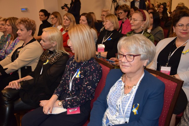 Ponad 120 kobiet, mieszkanek różnych stron Polski przyjechało do Sandomierza, by wziąć udział w  Akademii Liderek „Kobiety w Centrum”. Sandomierz i powiat reprezentuje między innymi prezes sandomierskich Amazonek Grażyna Rękas, z prawej.