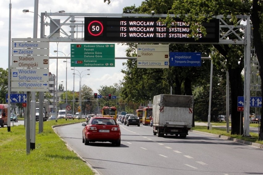 Wrocław: Testują tablice od ITS-u. Kierowcy skorzystają z nich po wakacjach (FOTO)