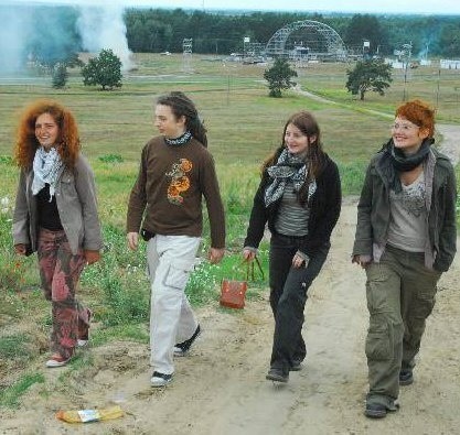 Wszyscy pierwsi woodstockowicze już się obudzili i zwiedzają pole: Aśka Małek (od lewej), Mateusz Golonka, Karolina Woźniak i Anka Woźniak.