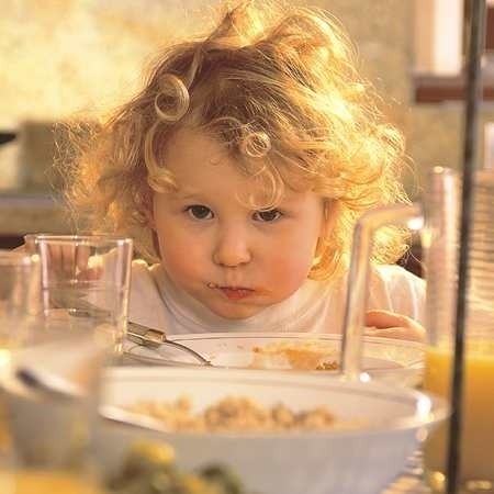 Naucz dziecko sztuki samodzielnego jedzenia. Pani w przedszkolu nie zawsze będzie miała czas, by je nakarmić.