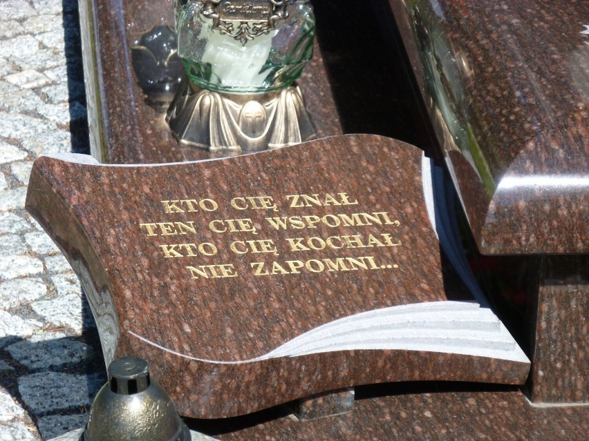 W 10 rocznicę śmierci Andrzeja Leppera jego grób odwiedził burmistrz Darłowa Arkadiusz Klimowicz. Zdjęcia 