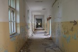 Opuszczony szpital na Dolnym Śląsku. Dziś to kompletna ruina. Jeszcze w 1993 roku rządzili to rosyjscy żołnierze
