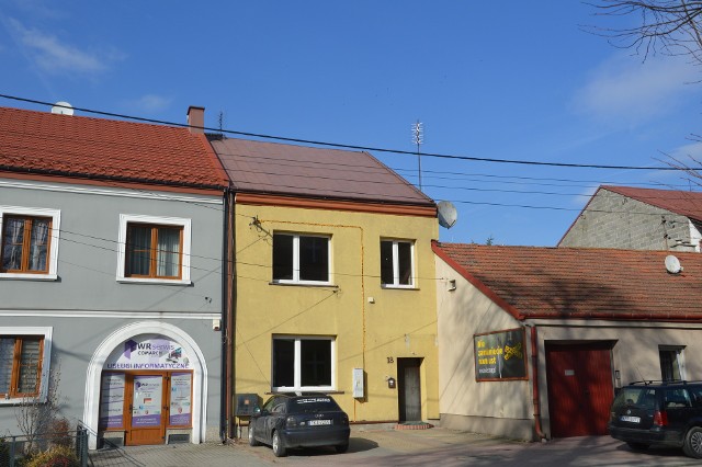 Dom przy ulicy Kościuszki, który wymaga remontu to ten z żółtą elewacją