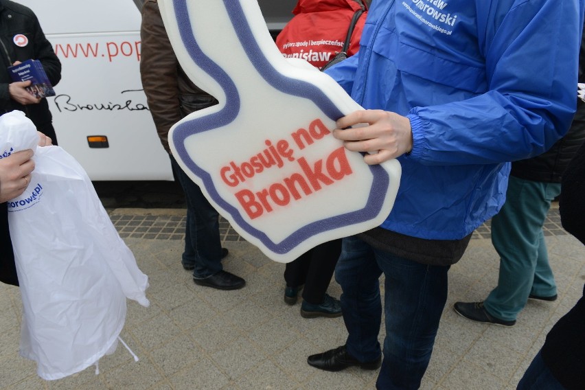 Kampania prezydencka: "Bronkobus" przy placu Mickiewicza...