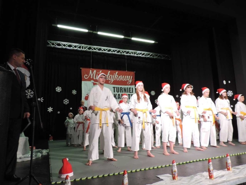 VI Mikołajkowy Turniej Karate w Sandomierskim Centrum Kultury. Był  sportowy pokaz i moc prezentów od Świętego Mikołaja