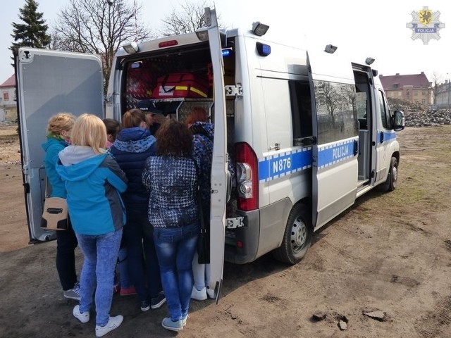 Dziewczęta zwiedziły policyjne cele oraz obejrzały radiowozy.