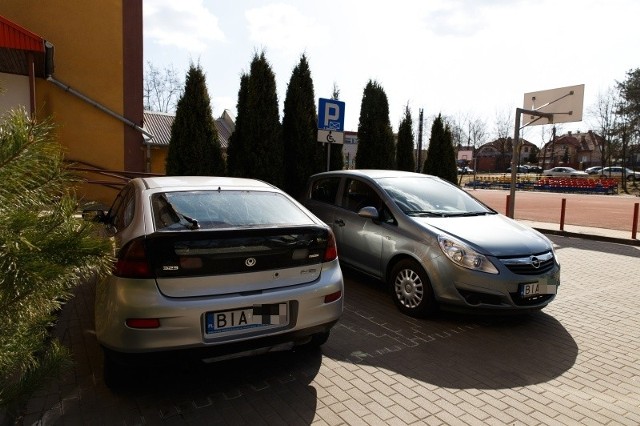 Pojechaliśmy do SP 14. Sprawdziliśmy, że na parkingu faktycznie trudno jest zmieścić cztery auta. Gdy tam byliśmy, stały dwa.