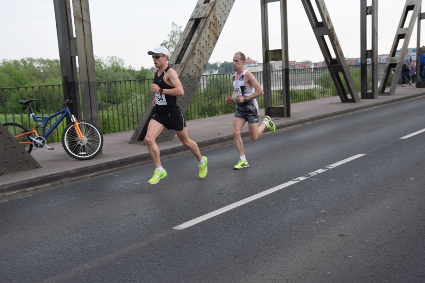 Blisko tysiąc biegaczy wzięło udział w Półmaratonie śladami...