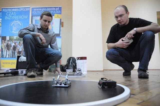 Studenci z kierunku automatyka i robotyka zajmują się m.in konstruowaniem robotów. Młodzi inżynierowie z Politechniki Opolskiej zajęli III miejsce podczas III Trójmiejskiego Turnieju Robotów Robo3DVision w Gdańsku. Na zdjęciu Adrian Dobosz i Grzegorz Kolbuch.