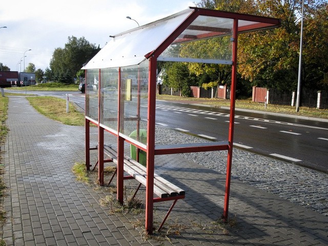 Ktoś wybił nie tylko boczną, ale i tylną szybę w wiacie na przystanku autobusu nr 1 jadącego w kierunku Grabówki. Gmina naprawi to dopiero w przyszłym roku.