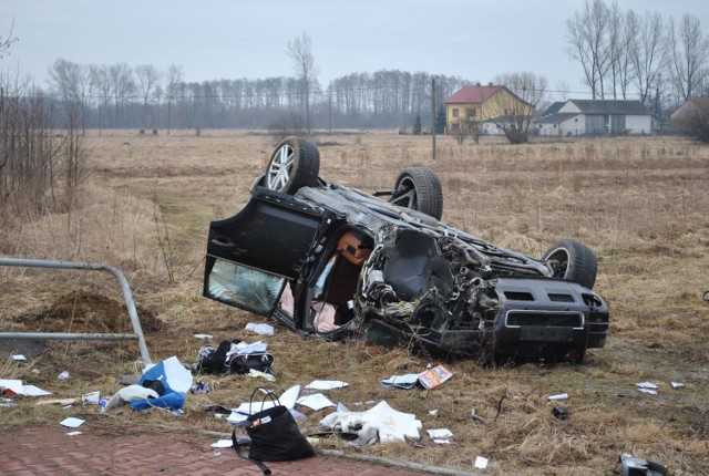 Z rozbitego volkswagena ratownicy wydobyli 27-letnią kobietę, która prowadziła auto.