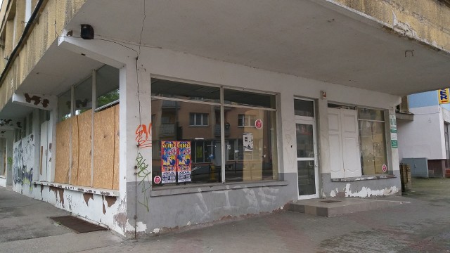 Od niemal trzech lat budynek dawnego salonu EMPiK przy ulicy Zwycięstwa w Koszalinie czeka na nowy rozdział swojej historii.