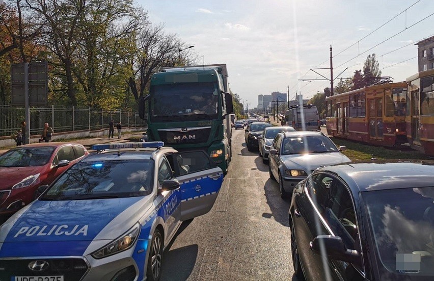 Łódź: Pijany kierowca w ciężarówce usnął w centrum miasta