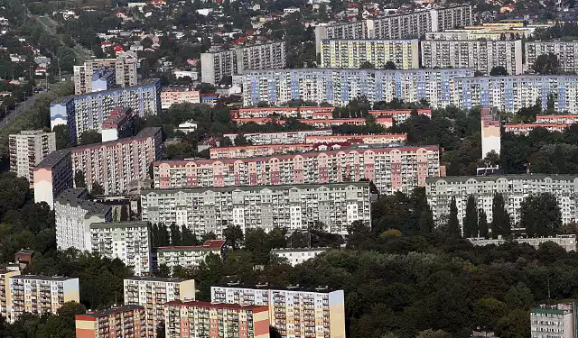 Pojawiały się głosy, że takie bloki buduje się na co najwyżej trzydzieści lat. Po tym czasie będą się rozpadać. Lata mijały, a bloki stały dalej