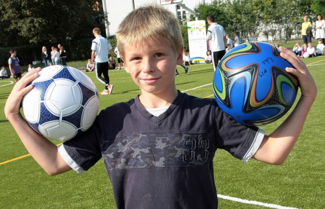 Dominik Miśkowicz z klasy IV c jest zapalonym piłkarzem i stwierdził, że boisko jest ok i spędzi tu wiele godzin