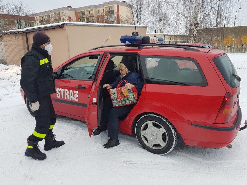 Strażacy powiatu lipskiego pomagają przy transporcie osób na...