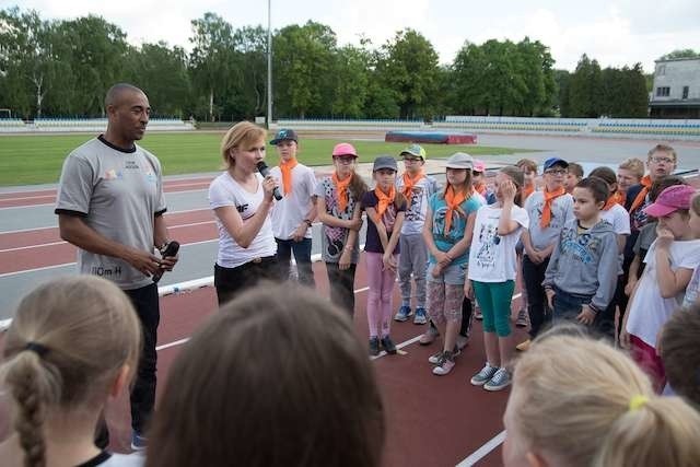 Colin Jackson po konferencji prasowej udał się na trening z dziećmi z jednej z warszawskich szkół