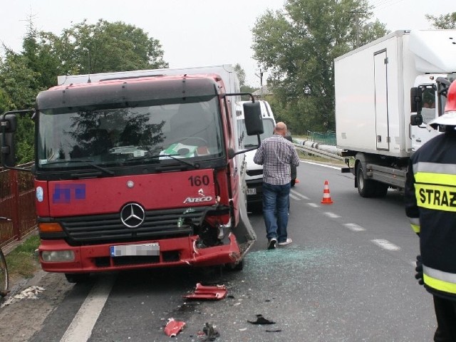 Mercedes atego, którego kierowca najechał na tył skody.