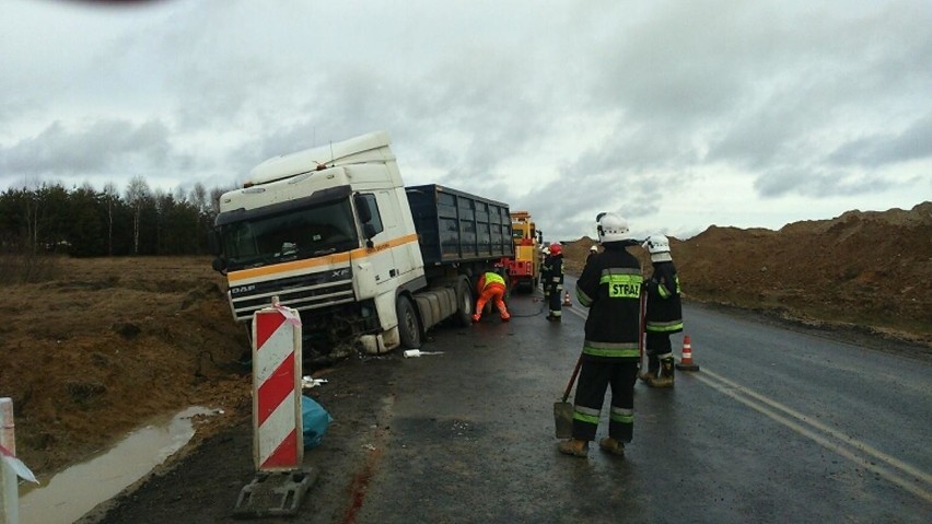 Barak: Wypadek busa z ciężarówką. Dwie osoby nie żyją, kierowca walczy o życie w szpitalu